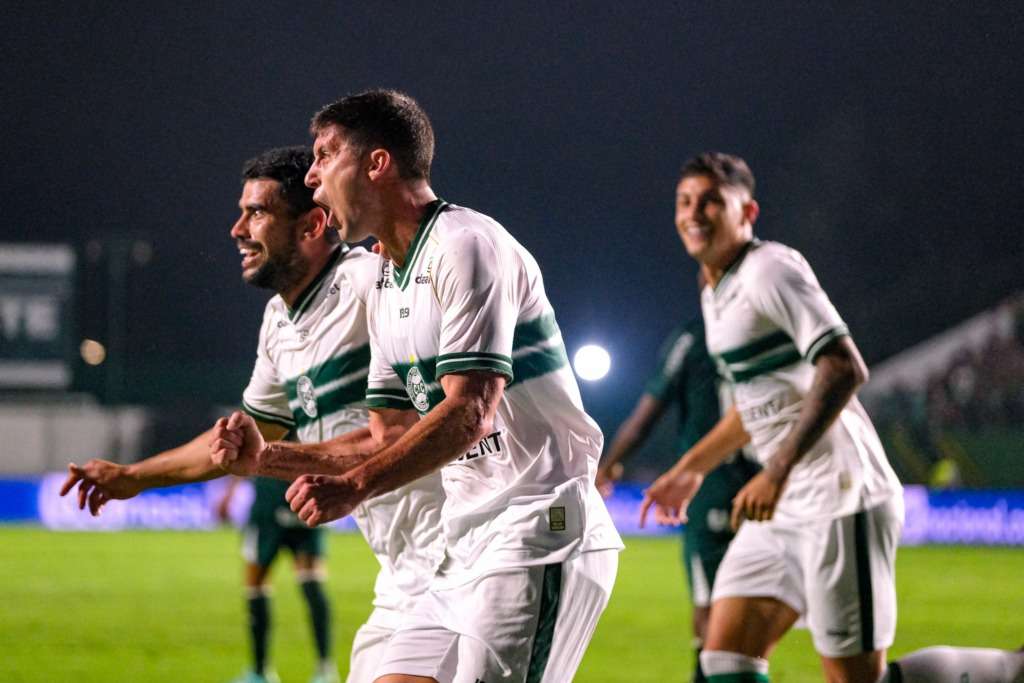 Brasileirão: Coritiba vence pela primeira vez e aumenta briga contra o Z4 Nesta segunda-feira, o Coritiba venceu o Goiás por 2 a 1,