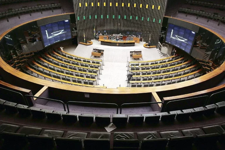 Politica: Congresso retoma os trabalhos com votações importantes na pauta O Congresso Nacional retoma nesta terça-feira (1º) os trabalhos