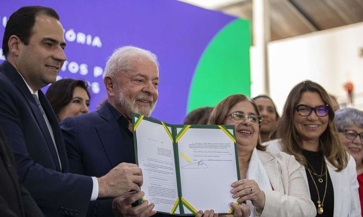 Lula sanciona lei de igualdade salarial entre mulheres e homens O presidente da República, Luiz Inácio Lula da Silva, sanciona nesta segunda