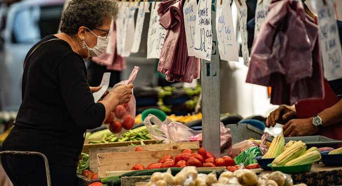 Economia: Nova queda no preço dos alimentos O comportamento dos alimentos tem sido fundamental para a queda geral da inflação. É um grupo