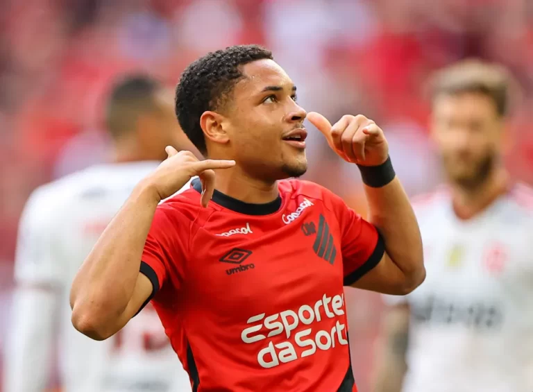 Athletico aumenta preço, bate martelo, e Vitor Roque é do Barcelona/ Agora é oficial: Vitor Roque é do Barcelona. Athletico e o time espanhol