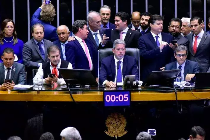 Votação histórica: Câmara aprova 1° turno da Reforma Tributária Em votação histórica, a Câmara dos Deputados aprovou nesta quinta-feira (6)