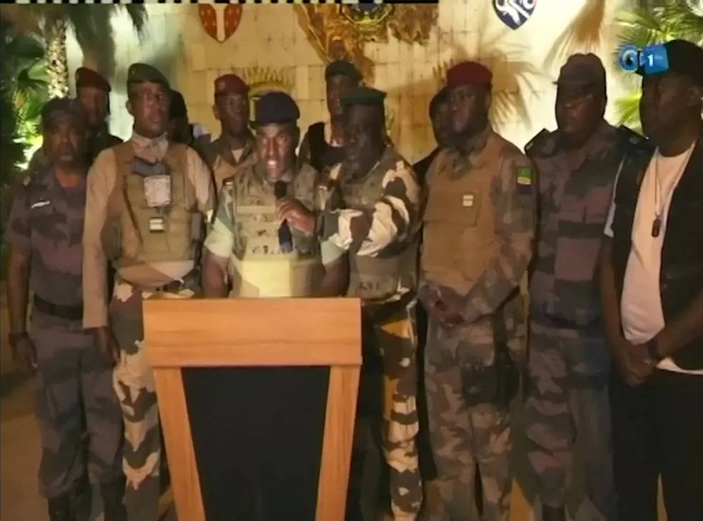Em um golpe de Estado no Gabão, os militares assumem o poder e o presidente deposto é preso. Nesta quarta-feira (30), um grupo de alto