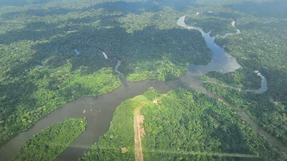 Tripulantes de helicóptero desaparecido foram encontrados com vida. Os três tripulantes de um helicóptero que desapareceu na última quarta