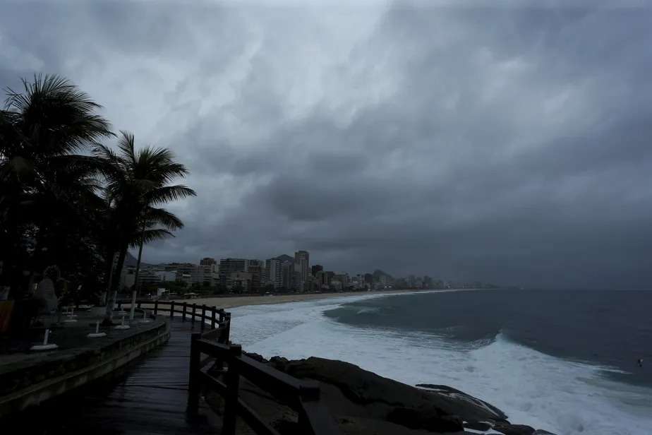 A passagem de um ciclone e a chegada da frente fria acontecerão nesse fim de semana. O Brasil terá a chegada de um novo ciclone extratropical 