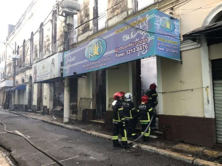 Bombeiros seguem contendo incêndio no centro comercial de BelémO incêndio no centro comercial de Belém, que começou na terça-feira