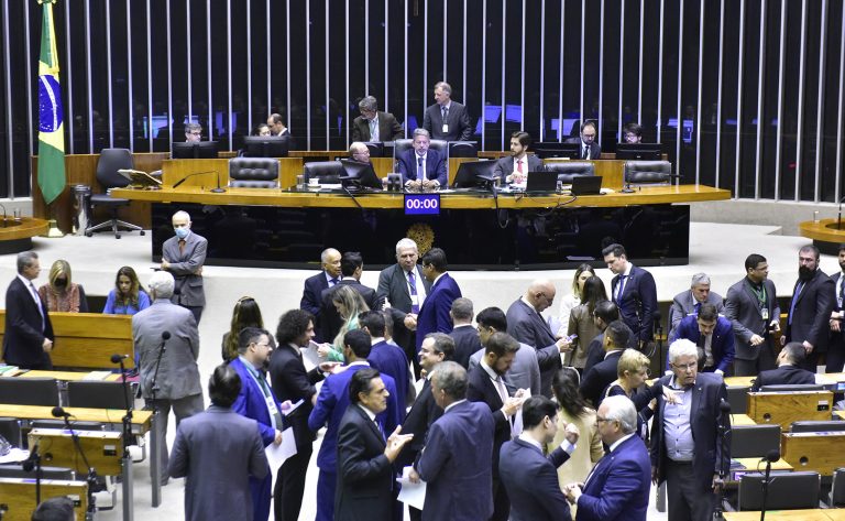 Câmara prorroga desoneração da folha de pagamento para 17 setores Esta quarta-feira (30), a Câmara dos Deputados aprovou um projeto que