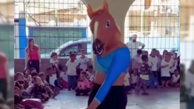 'Cavalo no Cio' veja o que causou a apresentação em escola; Um espetáculo do grupo artístico Companhia Suave