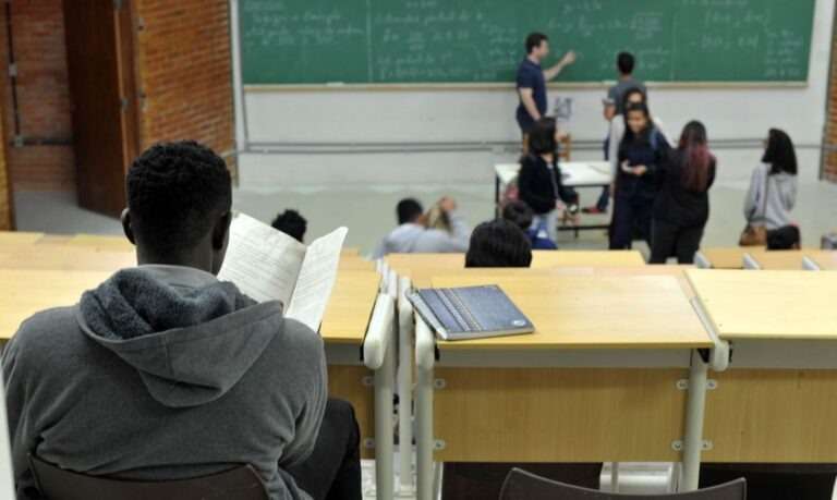 O Brasil pretende treinar matemáticos talentosos. Brasileiro conquista medalha de ouro na maior olimpíada de matemática do mundo.