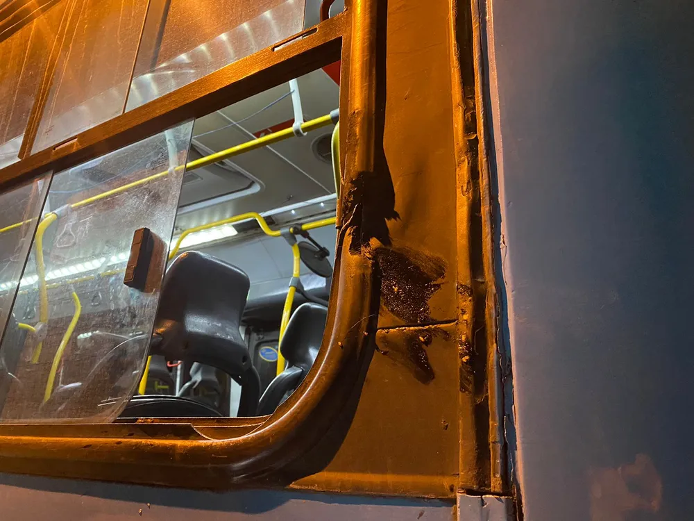 Passageiros disseram que menina foi acenar para amigos que estavam na calçada, colocando a cabeça para fora do ônibus, sendo atingida por um poste — Foto: Isabela Chaboudt/g1