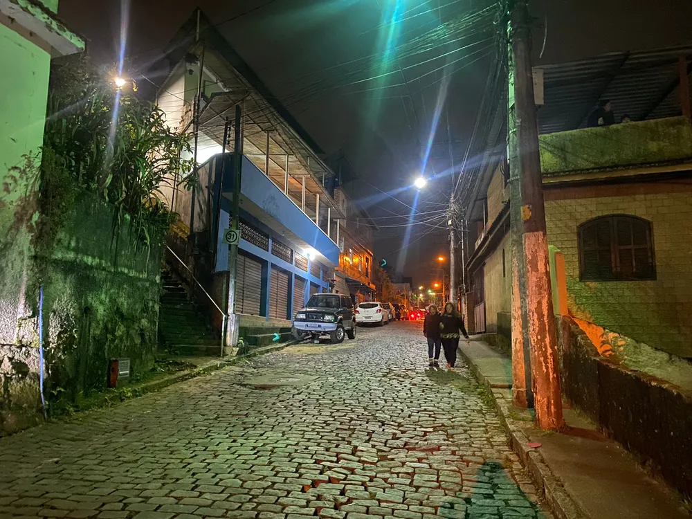 Rua de Nova Friburgo, onde o acidente de ônibus com adolescente ocorreu é estreita — Foto: Isabella Chaboudt/g1