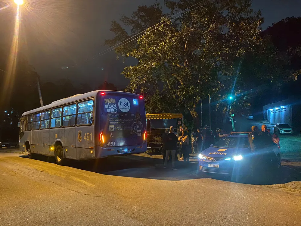 Motorista foi alertado por passageiros que viram o momento em que a estudante, Fernanda Pacheco Ferraz, bateu contra um poste ao colocar a cabeça para fora do ônibus em Nova Friburgo — Foto: Isabela Chaboudt/g1