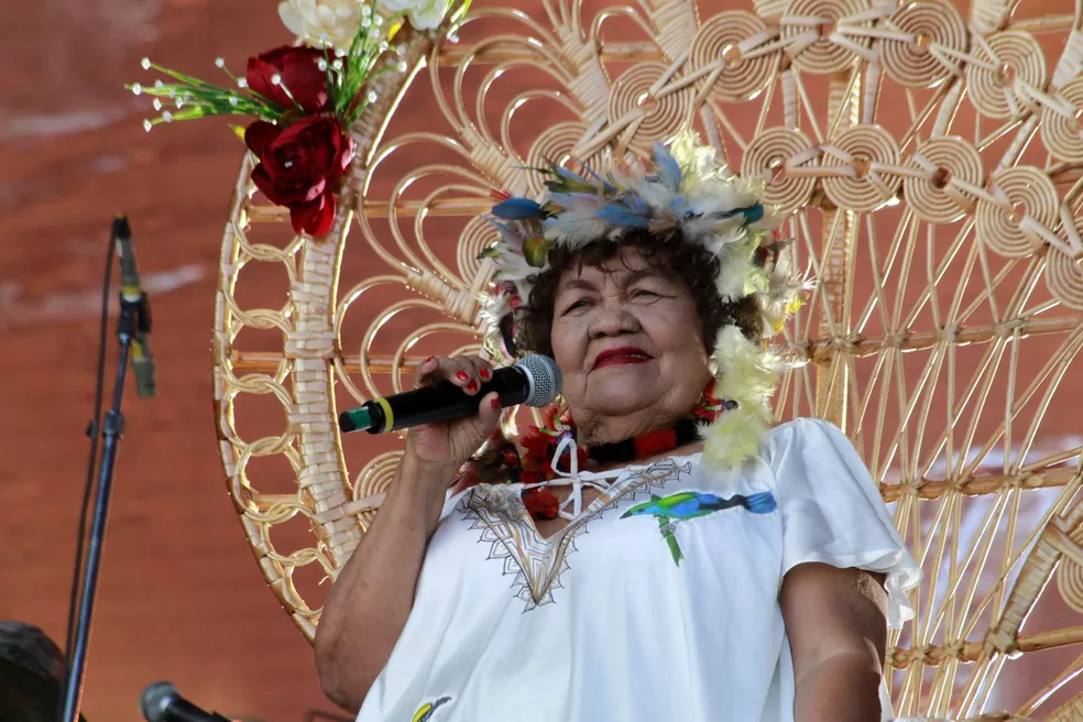Dona Onete, a "rainha do carimbó", tem 84 anos e sua música é considerada um patrimônio cultural imaterial do Pará