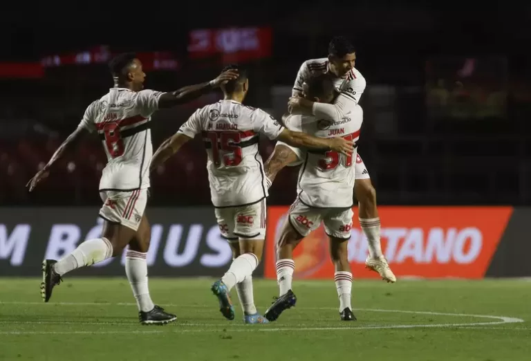 São Paulo e Corinthians se enfrentam neste sábado para se afastar do Z-4. São Paulo e Corinthians se enfrentam neste sábado (30), às 18h30 São Paulo e Corinthians se enfrentam neste sábado (30), às 18h30 (horário de Brasília)