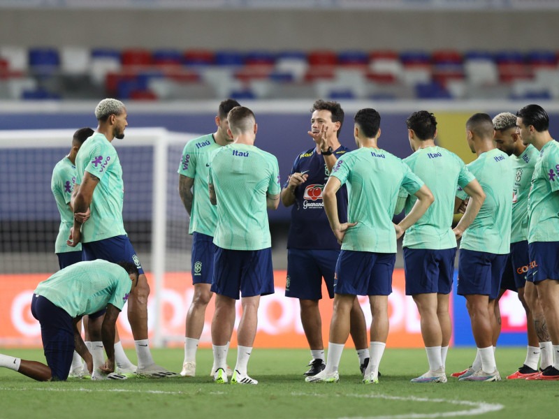 Fernando Diniz comanda primeiro treino no Mangueirão Nesta terça-feira, Fernando Diniz liderou o primeiro treinamento como técnico da seleção