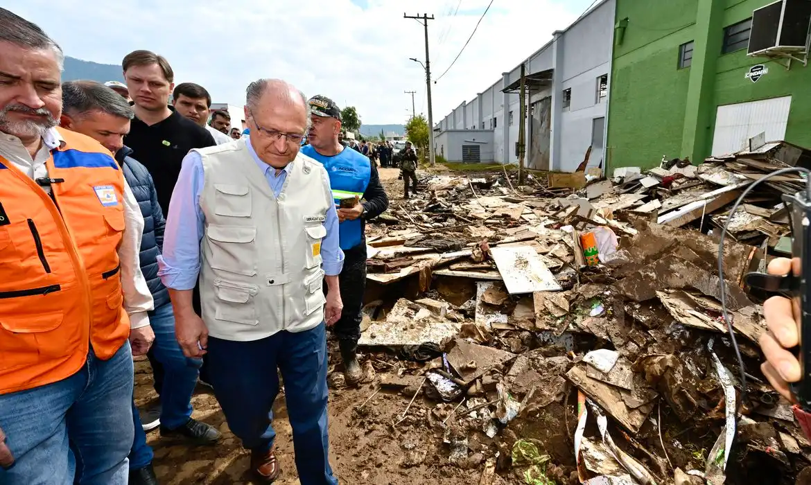 Alckmin anuncia ajuda de R$ 741 milhões para o Rio Grande do Sul Neste domingo (10), o vice-presidente, Geraldo Alckmin (PSB), anunciou que