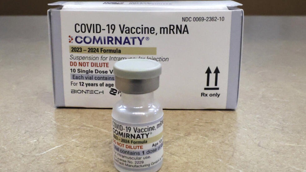 Nova onda de casos leva França a adiantar campanha de vacinação contra Covid-19