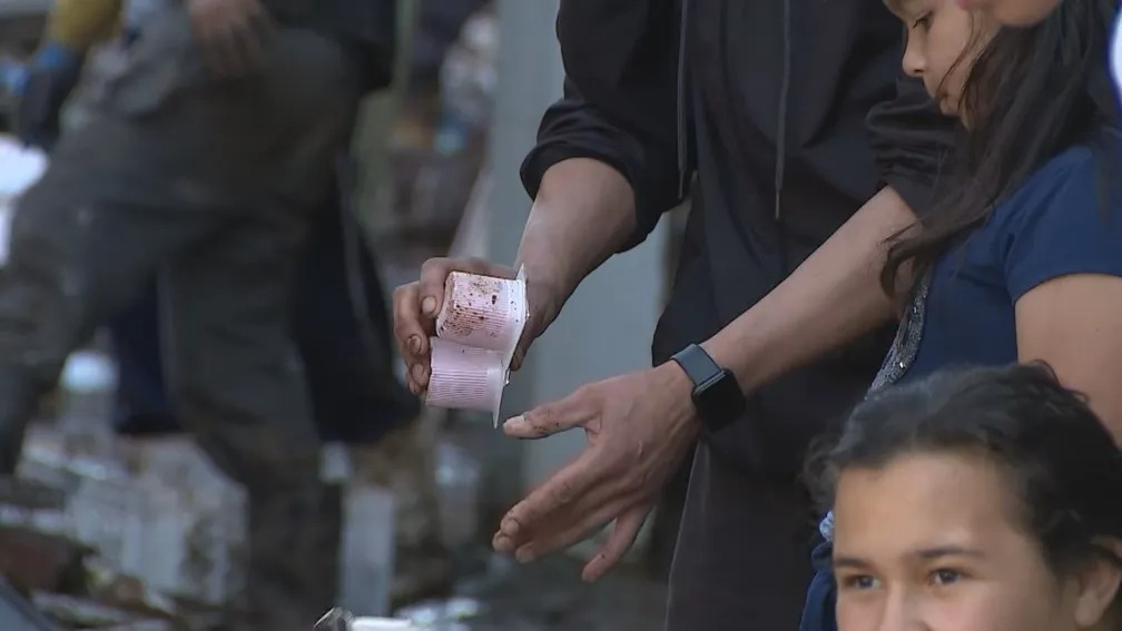 Moradores pegam alimentos da lama em mercado destruído após ciclone. A passagem do ciclone extratropical pelo Rio Grande do Sul