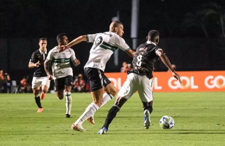 Vasco vence o Coritiba por goleada no retorno da torcida a São Januário. Na reabertura de São Januário para a torcida, o Vasco goleou...