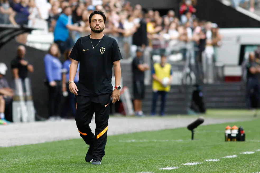 O novo treinador da seleção brasileira feminina é Arthur Elias O técnico Arthur Elias será anunciado nesta sexta-feira como novo treinador da