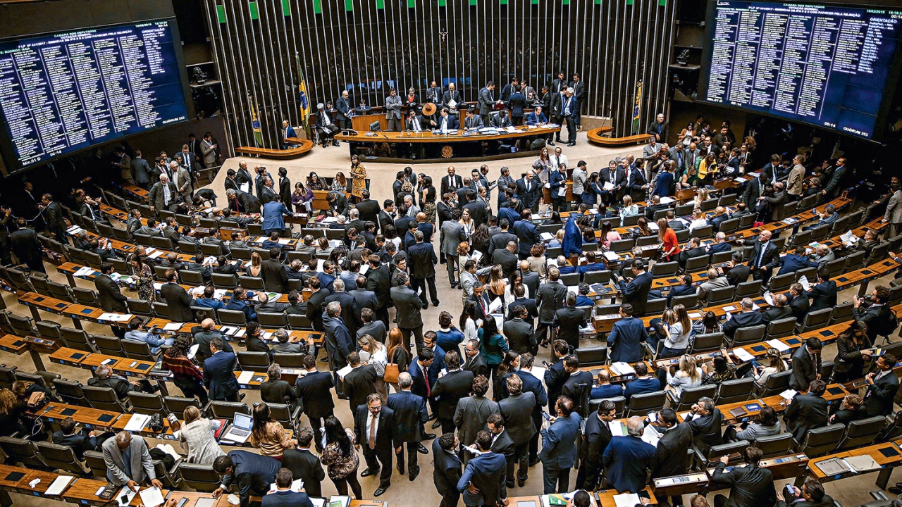 Deputados aprovam minirreforma eleitoral Nesta quarta-feira (13), o texto-base de um dos projetos da minirreforma eleitoral foi aprovado pela