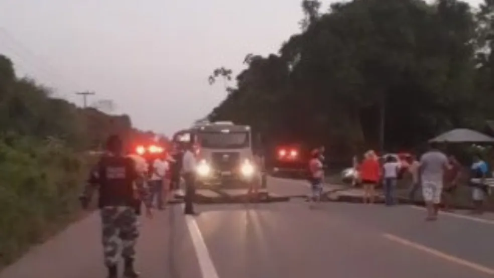 Em protesto contra o novo aterro sanitário, moradores do Pará fecham rodovias Nesta segunda-feira, um trecho da Alça Viária foi interditado