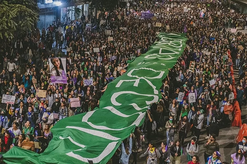 Para que o Brasil se alinhe com a "onda verde", mulheres protestam nas ruas exigindo a legalização do aborto