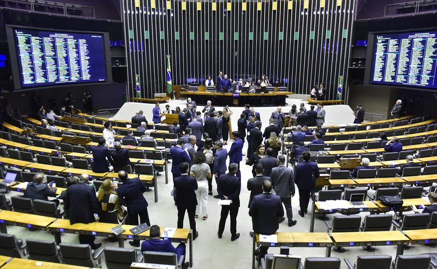 Compensação de 27 bi estados e municípios é aprovada pela Câmara Esta quinta-feira (14), a Câmara dos Deputados aprovou um projeto de lei que