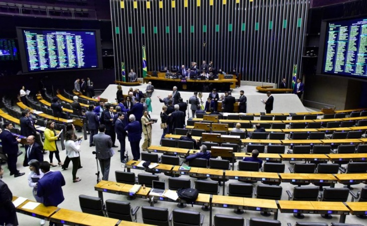 Deputados colocam urgência para aprovação do Desenrola Brasil Nesta segunda-feira, 4, a Câmara aprovou um requerimento de urgência para