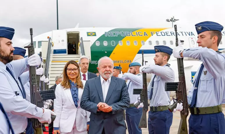 Lula quer um novo avião com uma suíte para casal que pode custar R$ 400 milhões O presidente Luiz Inácio Lula da Silva (PT) está planejando