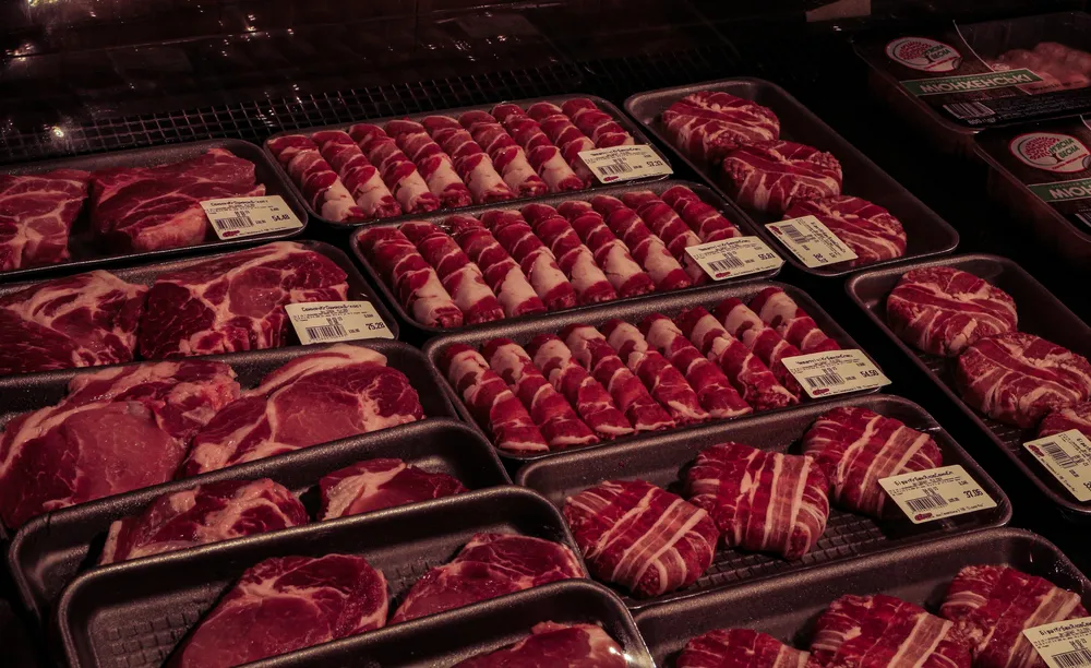 Economia: Preço da carne continua caindo mais no campo do que no supermercado No campo, o preço do boi tem diminuído ao longo do ano.