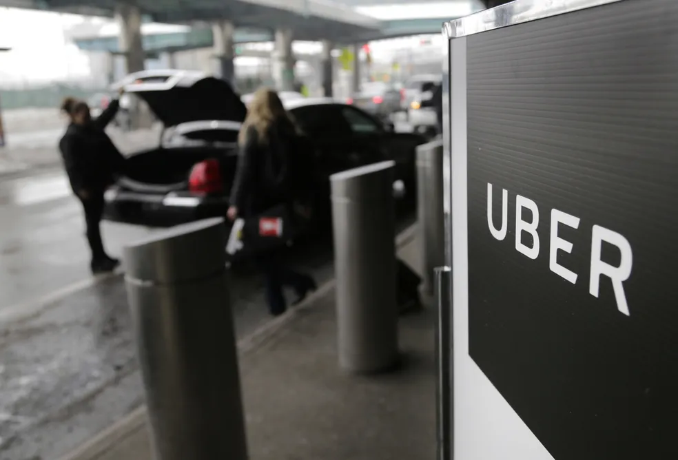 Justiça condena Uber a pagar R$ 1 bilhão e assinar carteira de trabalho de todos os motoristas A Justiça do Trabalho condenou a Uber a pagar
