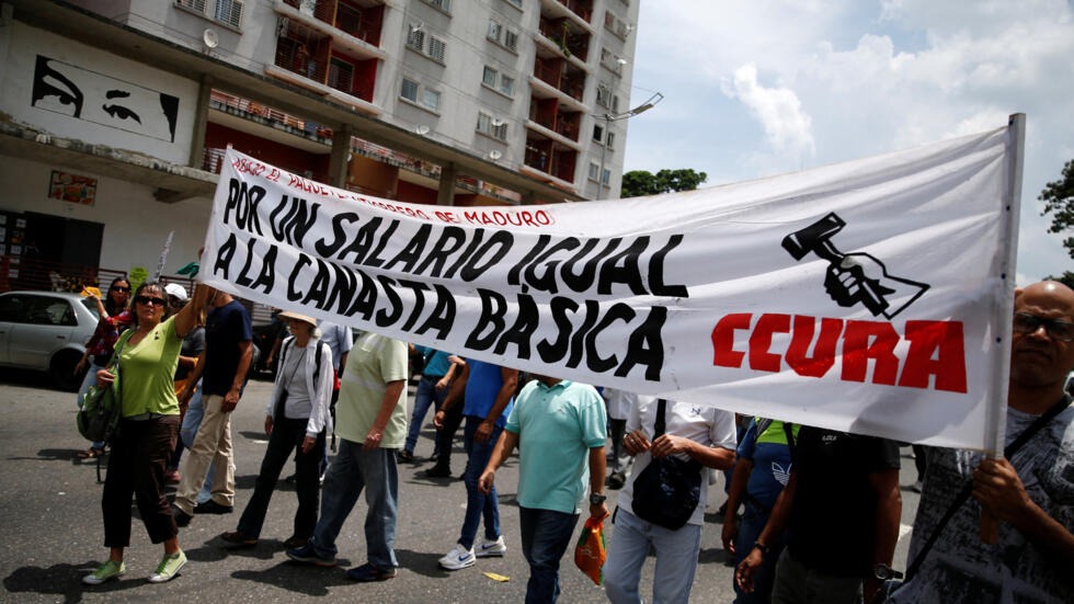 Venezuela protestos de professores públicos contra um salário de até US$ 15