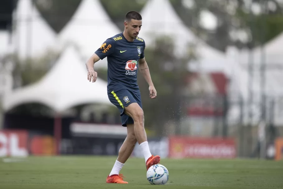 Em Montevidéu, Brasil treina de olho no confronto com Uruguai Durante o treino deste domingo (15) em Montevidéu, o técnico Fernando Diniz fez