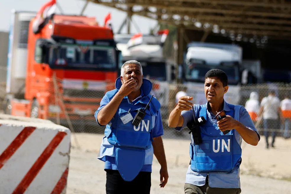 Caminhões com ajuda humanitária atravessam fronteira da Faixa de Gaza As autoridades palestinas informaram neste sábado (21) que as entradas