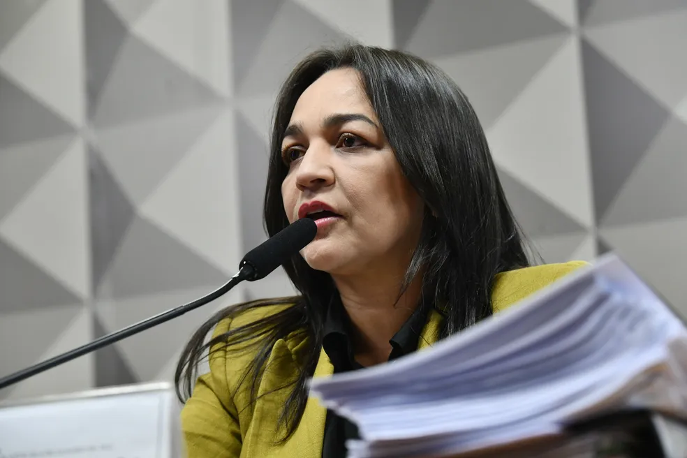 Relatora que indiciou Bolsonaro por golpe de estado sofre ameaças e vai ser escoltada A senadora Eliziane Gama (PSD-MA), relatora da CPI dos