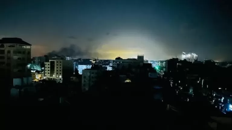 'Sem água ou luz': a noite em Gaza após cerco de Israel desligar energia Fatma Aly, uma palestina de 36 anos que vive com a família na