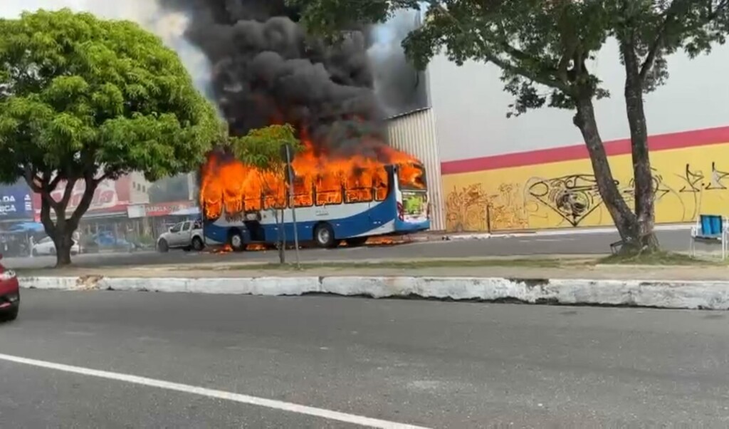 Ônibus pega fogo na Grande Belém e assusta passageiros. Um vídeo compartilhado na manhã deste sábado, 28, nas redes sociais e em aplicativos