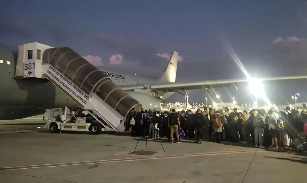 Segundo voo da FAB desembarca brasileiros resgatados de Israel Mais 214 brasileiros que estavam em Israel durante a guerra do país do Oriente