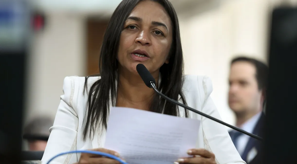 CPMI: Eliziane apresenta relatório com 900 páginas nesta terça Esta terça-feira (17), a relatora da Comissão Parlamentar Mista de Inquérito