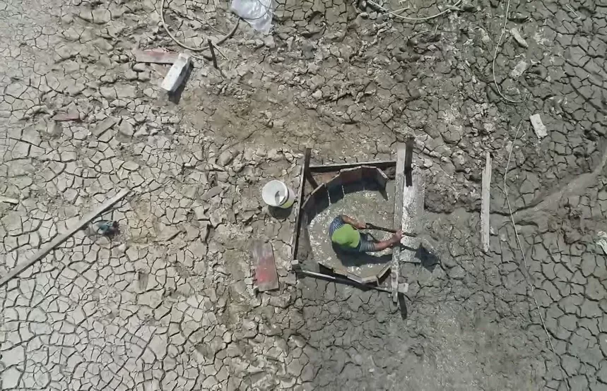 Os moradores de Manaus estão cavando poços para encontrar água potável A seca no norte do país tem causado escassez de água para as