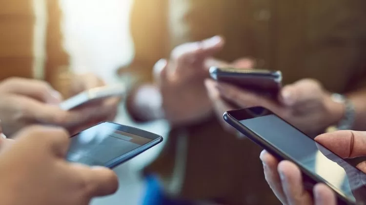 É possível que uma empresa proíba o uso de celular durante o trabalho? À medida que essas tecnologias se tornaram populares e acessíveis