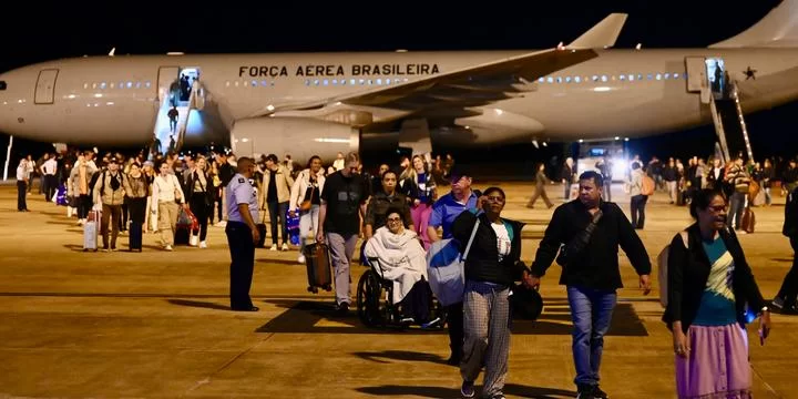 Avião com brasileiros repatriados pousa em Brasília O primeiro grupo de brasileiros que partiu de Israel foi resgatado por um avião da Força