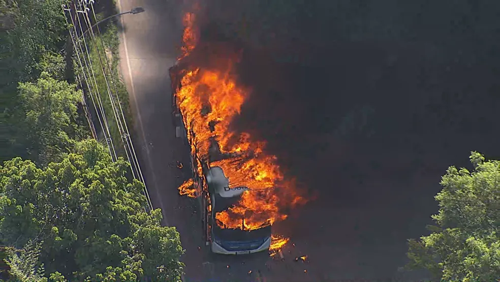 Ônibus são queimados após morte de miliciano no Rio de Janeiro O terror que ocorreu na Zona Oeste do Rio de Janeiro na última segunda-feira
