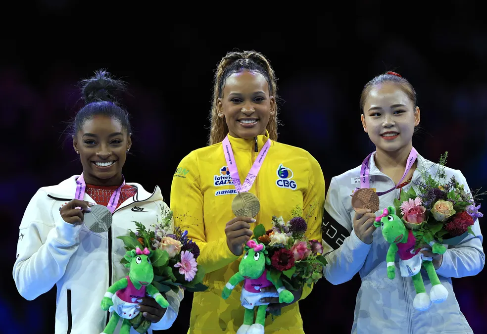 Bicampeonato mundial do salto é conquistado por Rebeca Andrade, superando Simone Biles Rebeca Andrade não apenas celebrou a prata conquistada