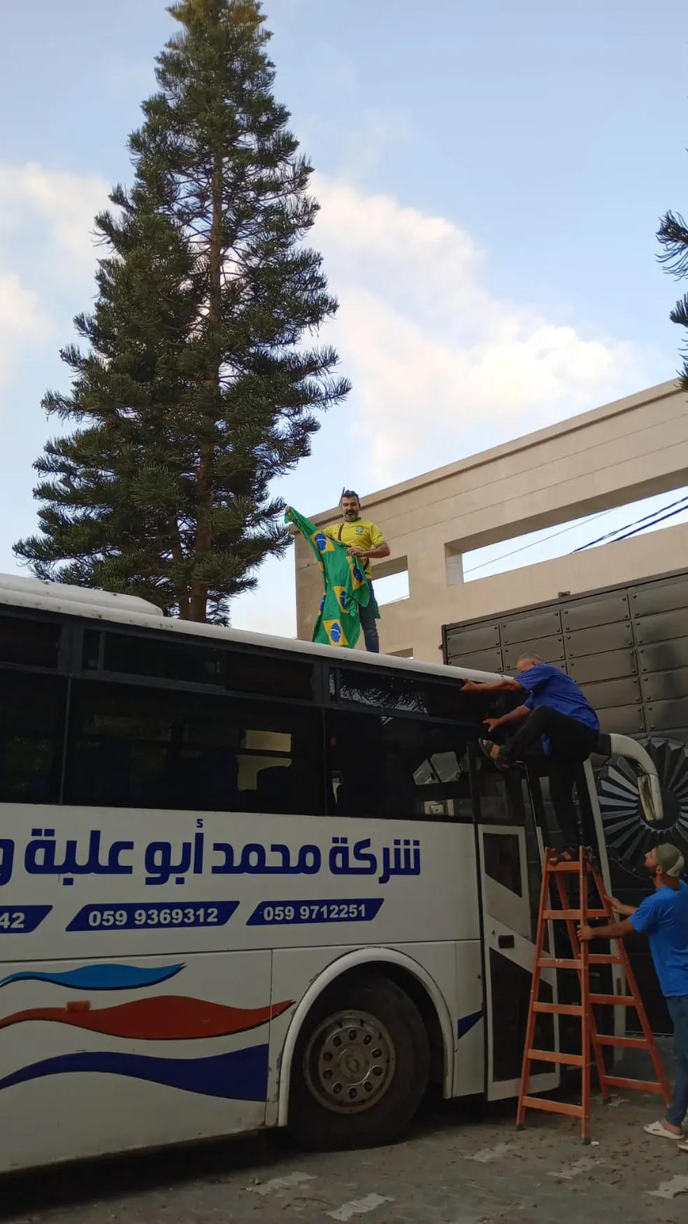 Brasileiros conseguem embarcar em ônibus com destino ao novo abrigo em Gaza Depois de ter a viagem adiada por conta de novos bombardeios