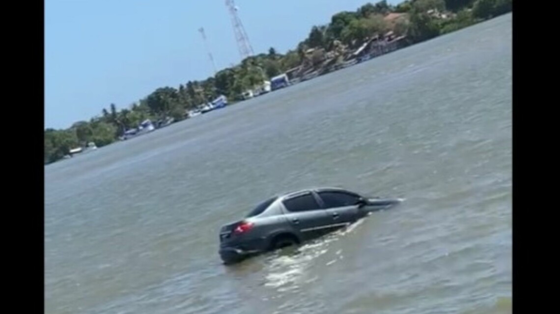 Carro cai dentro de rio enquanto esperava balsa no Marajó. Um carro caiu dentro do Rio Paracauari enquanto aguardava