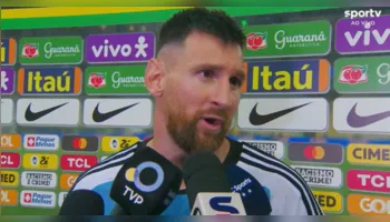 Após jogo contra Brasil, Messi é preso e algemado pela polícia. Um vídeo inusitado protagonizado por um sósia de Lionel Messi vestindo.