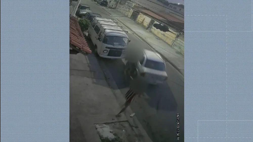 Bandido rouba carro de idoso fecha a porta na mão dele e o arrasta por metros. Policiais tentam identificar suspeito de abordar o idoso