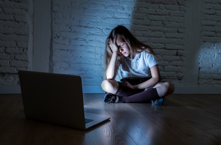 Cyberbullying pode dar prisão de até 4 anos e multa Nesta terça-feira (12), um projeto de lei que criminaliza o bullying físico e virtual foi